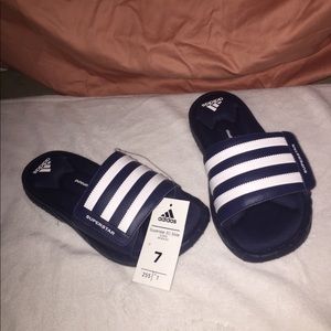Adidas slides. ((SIZE 7))